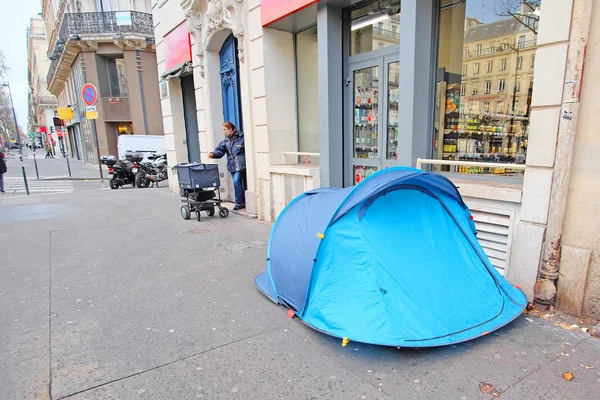 Tent of homeless people in a center of Paris — Stock Photo, Image