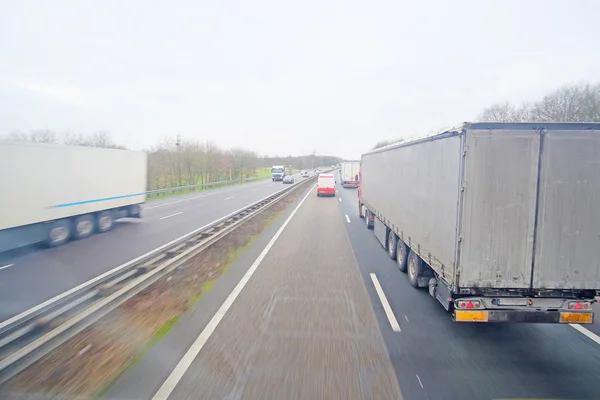 Trânsito numa auto-estrada na Bélgica — Fotografia de Stock