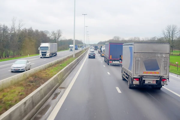 Trânsito numa auto-estrada na Bélgica — Fotografia de Stock