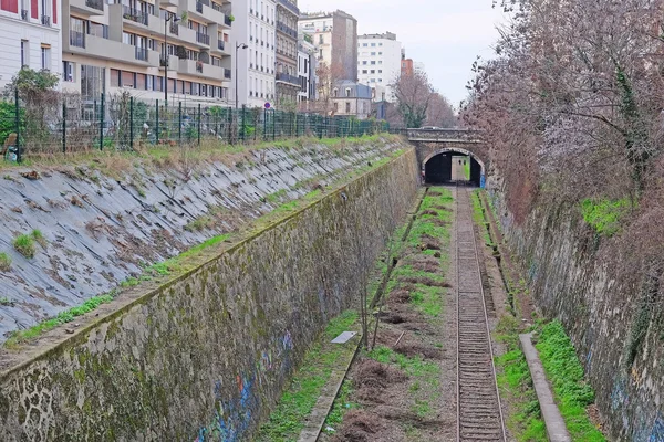 Ligne de chemin de fer à voie unique à Paris — Photo