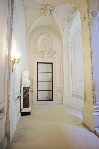 Μία από τις αίθουσες στο Μουσείο του Λούβρου — Φωτογραφία Αρχείου