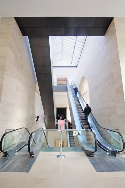 Лифт в Лувре — стоковое фото