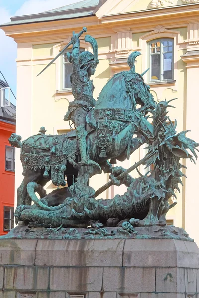 Statue von Sankt Goran im Kampf mit dem Drachen auf Stockholm — Stockfoto