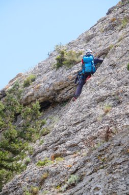 Rock-Climber bir rock yamaç Sudak tırmanıyor
