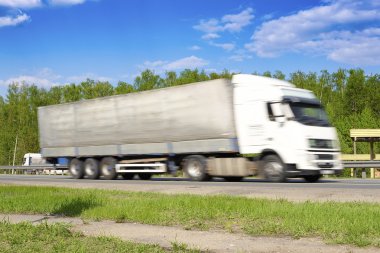Otobanda bir kamyon
