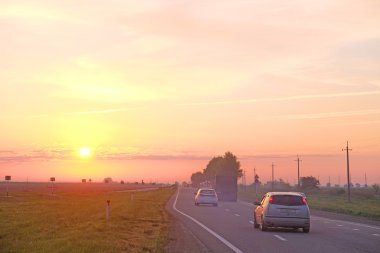 Sunrise adlı bir otobanda araba