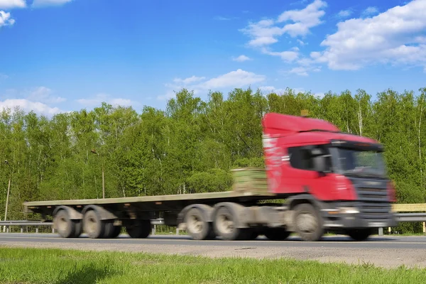 Ciężarówka na autostradzie — Zdjęcie stockowe