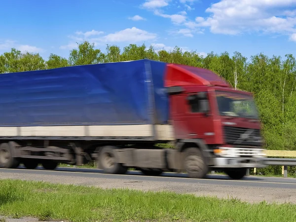 Camion su un'autostrada — Foto Stock