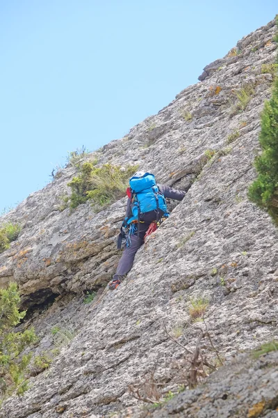 Rock-Climber klättrar en vagga sluttar — Stockfoto