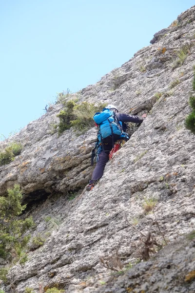 Rock-Climber klättrar en vagga sluttar — Stockfoto