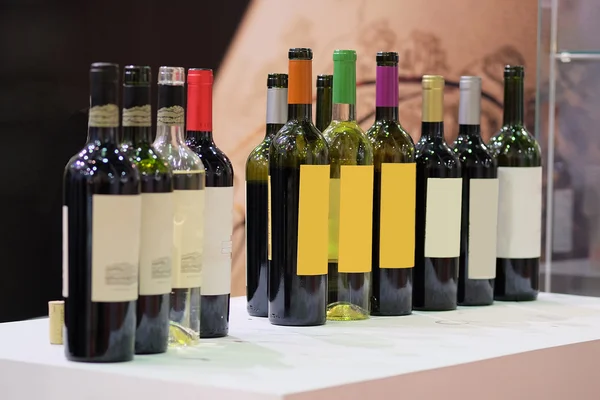Vin flaskor på en räknare — Stockfoto
