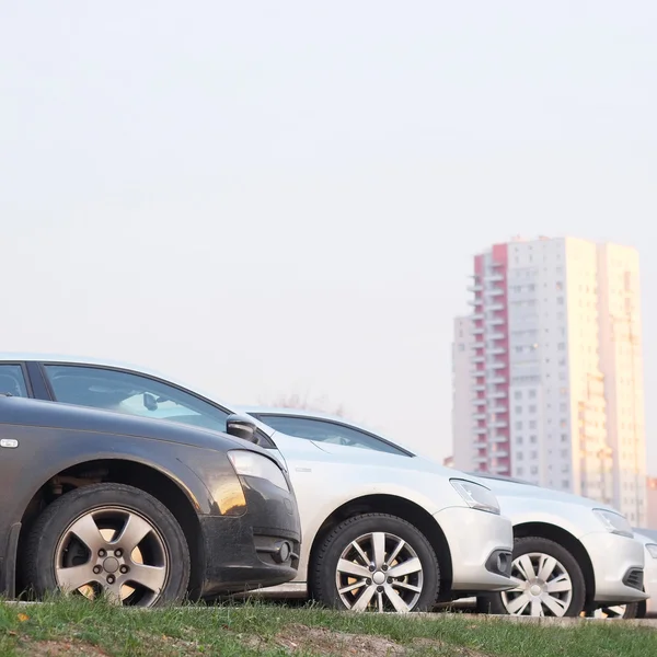 Coches en un aparcamiento — Foto de Stock