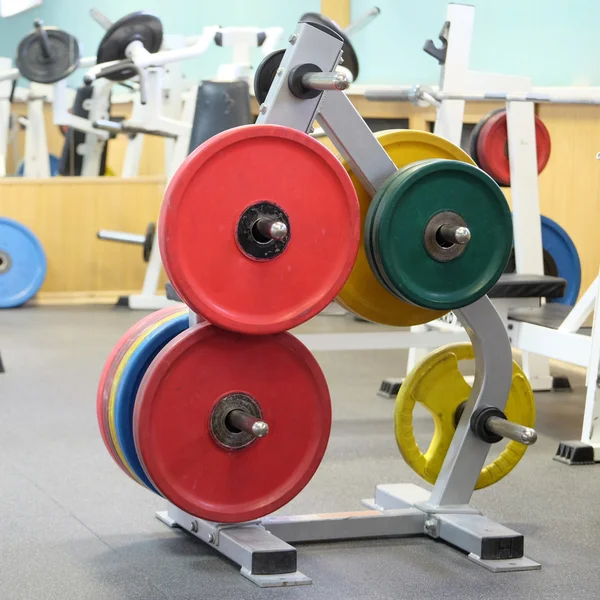 Gimnasio de fitness con equipamiento deportivo —  Fotos de Stock