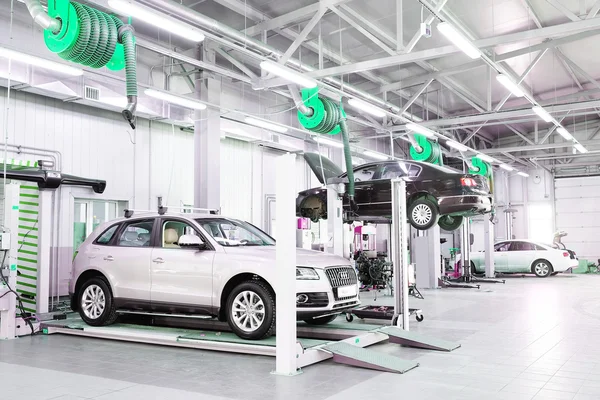 Cars in a dealer repair station — Stock Photo, Image