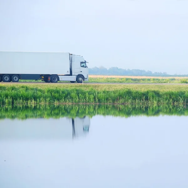 Transport ładunków na autostradzie — Zdjęcie stockowe