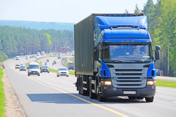 Vrachtwagen op een snelweg — Stockfoto