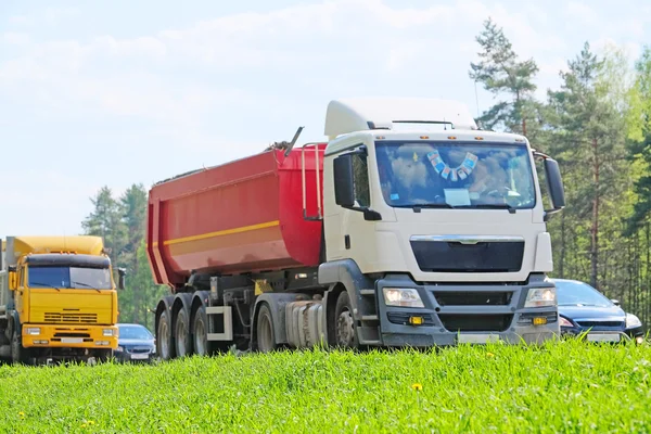 Ciężarówka na autostradzie — Zdjęcie stockowe