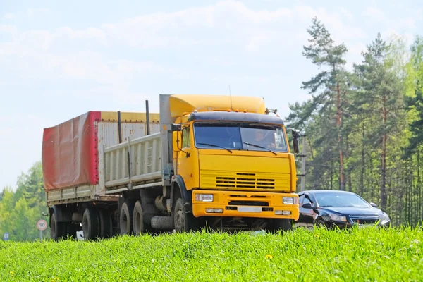 Lastbil på en motorväg — Stockfoto