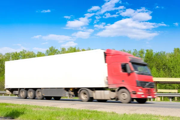 Vrachtwagen op een snelweg — Stockfoto