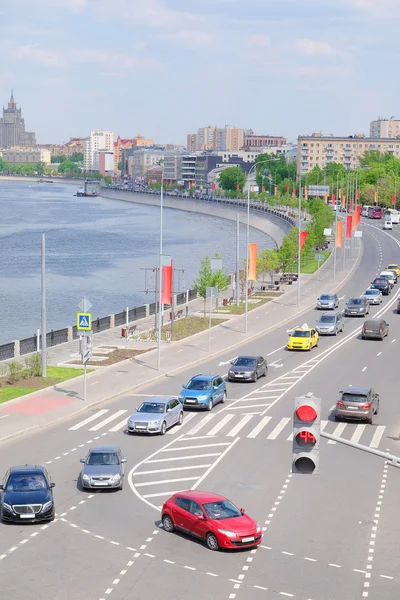 Tráfego de automóveis em Novodevichiya Embankment — Fotografia de Stock