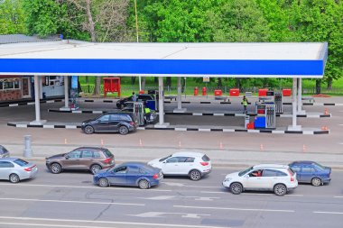 bir yakıt ikmali istasyonu