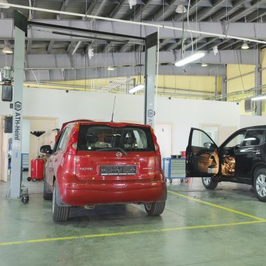  Araba satıcısı Serpuhov istasyonunda onarım