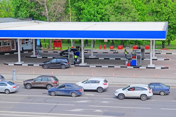 bir yakıt ikmali istasyonu