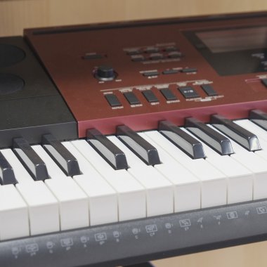 Beyaz arkaplan altında sentezleyici