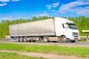 Moskova bölgesinde karayolu üzerinde kamyon