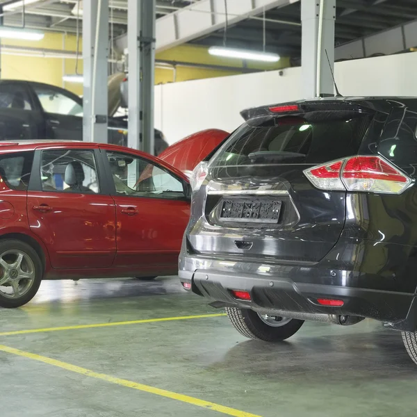 Carros em uma estação de reparo revendedor em Serpuhov — Fotografia de Stock