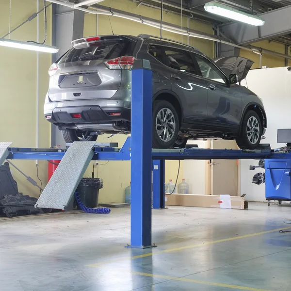 Coches en una estación de reparación de concesionarios en Serpuhov —  Fotos de Stock