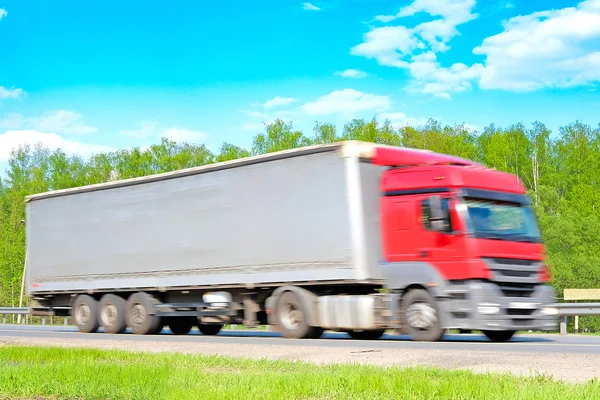 Lastbil på en motorväg i Moskva-regionen — Stockfoto