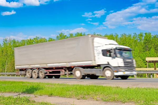 Ciężarówka na autostradzie — Zdjęcie stockowe