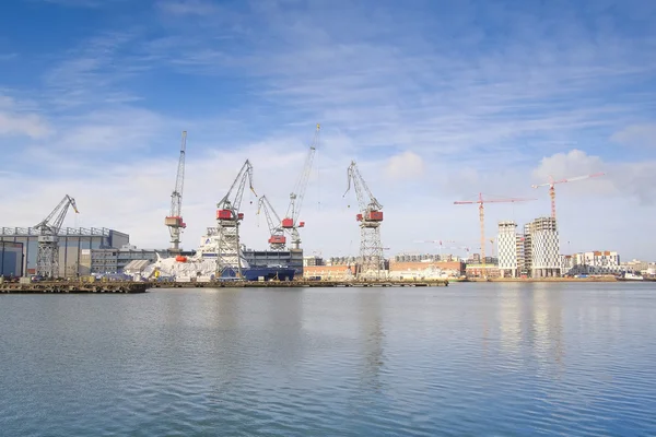 Helsinki limanından tekne