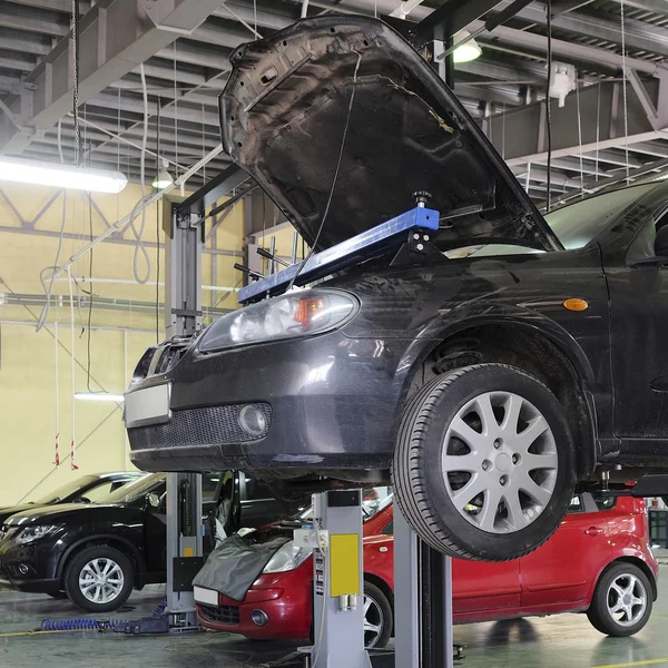 Auto's in een dealer herstellen station in Serpuhov — Stockfoto