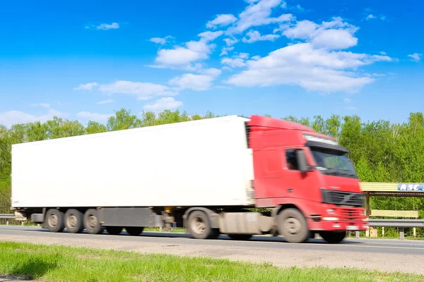 Moskova bölgesinde karayolu üzerinde kamyon