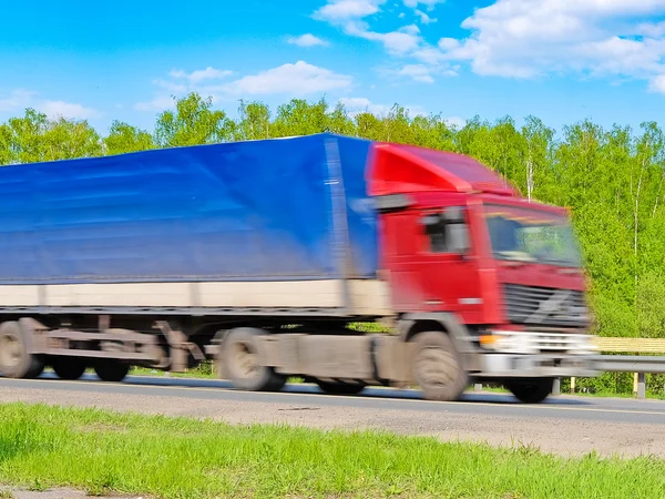 Moskova bölgesinde karayolu üzerinde kamyon