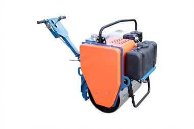 Beyaz arka plan altında yol silindirleri