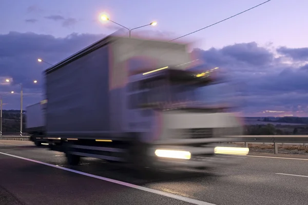 Lastbil på en motorväg — Stockfoto