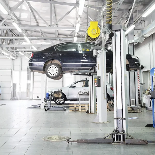 Auto's in een dealer reparatie station — Stockfoto