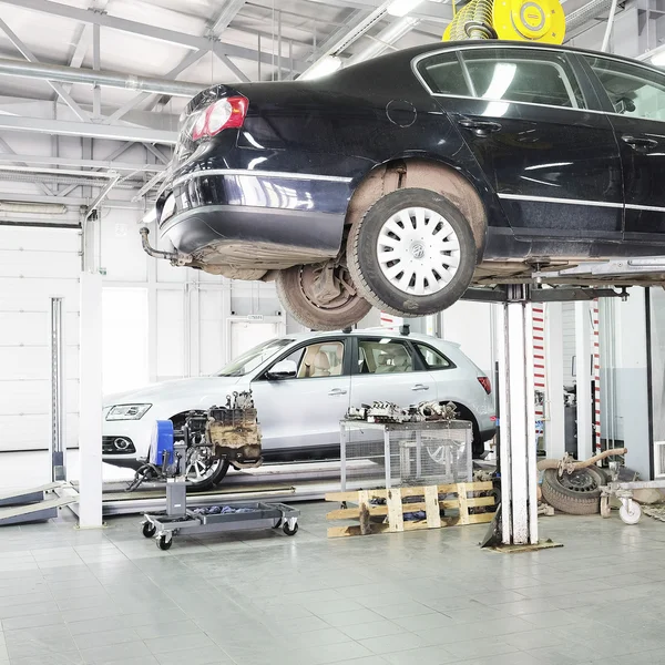 Auto's in een dealer reparatie station — Stockfoto