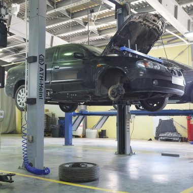 Arabalar bir dağıtıcının showroom