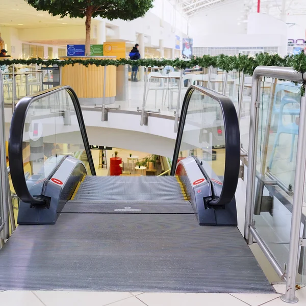 Escalator dans le centre commercial — Photo