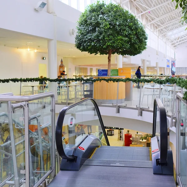 Escaleras mecánicas en el centro comercial —  Fotos de Stock