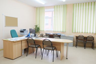 bir ofiste çalışan yer