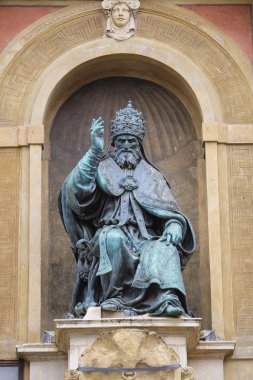 Papa Gregory XIII heykeli üzerinde Kral Enzo Sarayı