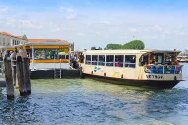 Genel şehir yolculuk tekne Venedik pier