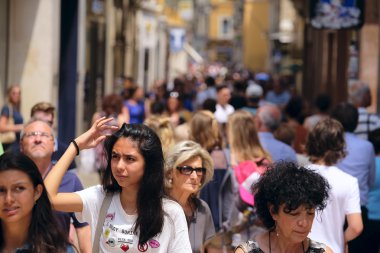 Kalabalık bir sokakta bir Verona