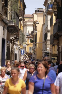 Kalabalık bir sokakta bir Verona