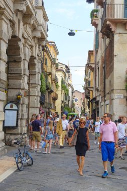 Kalabalık bir sokakta bir Verona